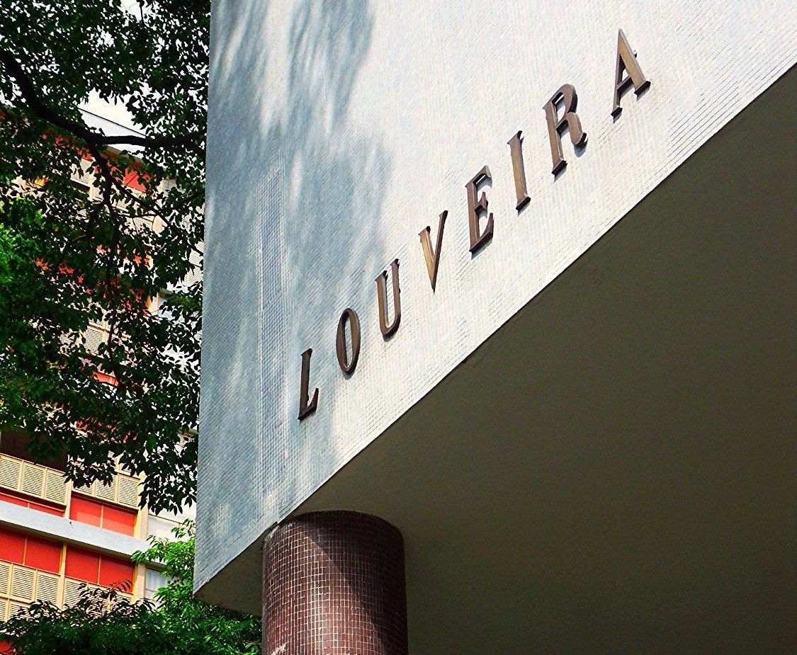 Letreiro “Louveira” na marquise revestida de pastilhas