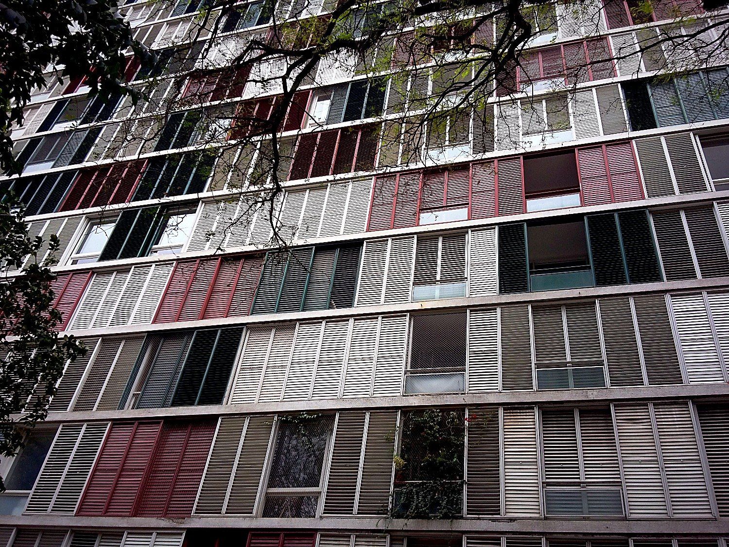 Fachada do Edifício Lausanne com as venezianas coloridas em contraplongée