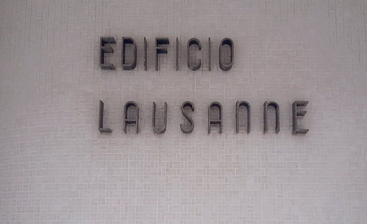 Letreiro ‘Edifício Lausanne’ na parede do hall
