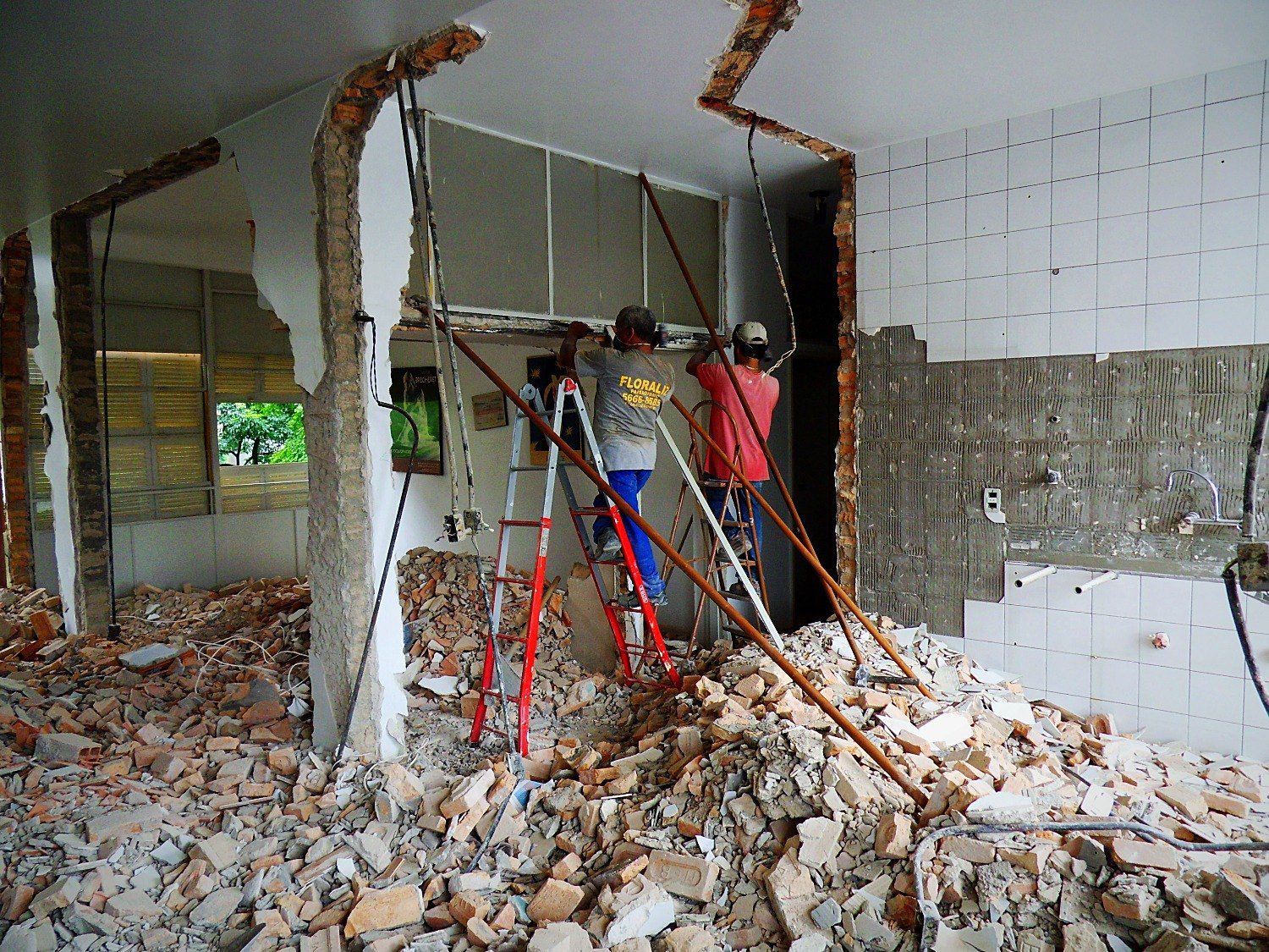 Demolição das paredes de alvenaria e revestimentos da cozinha