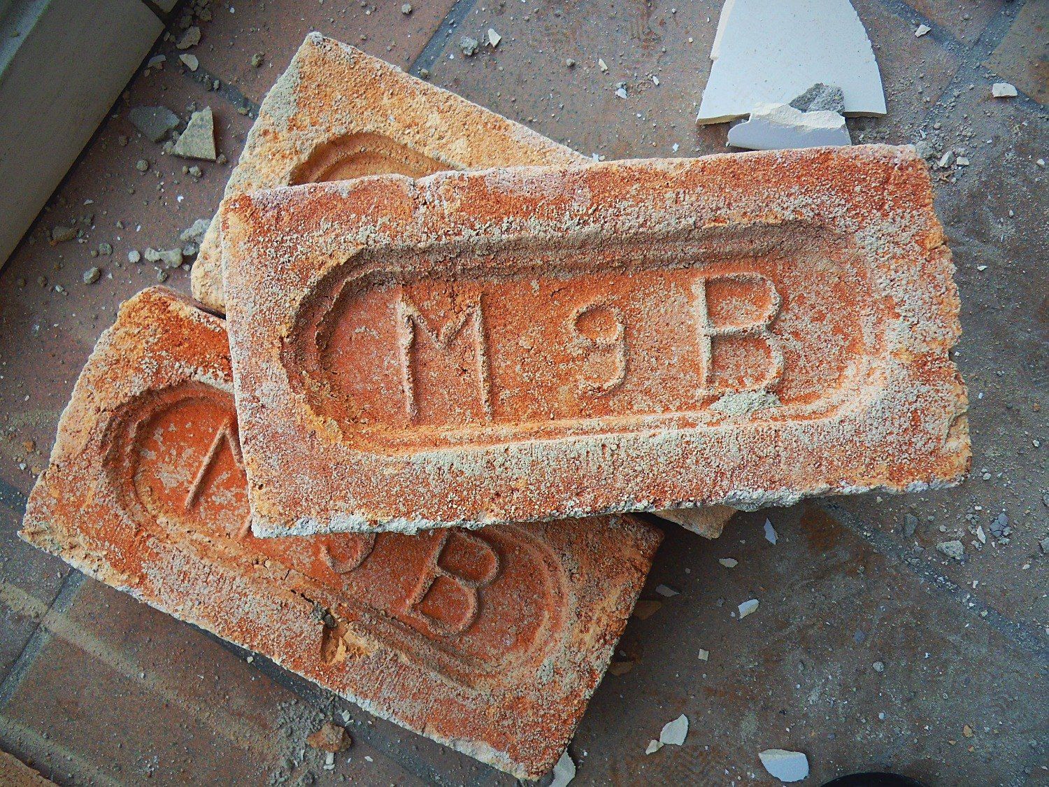 Tijolos maciços com marca “M9B” retirados da demolição