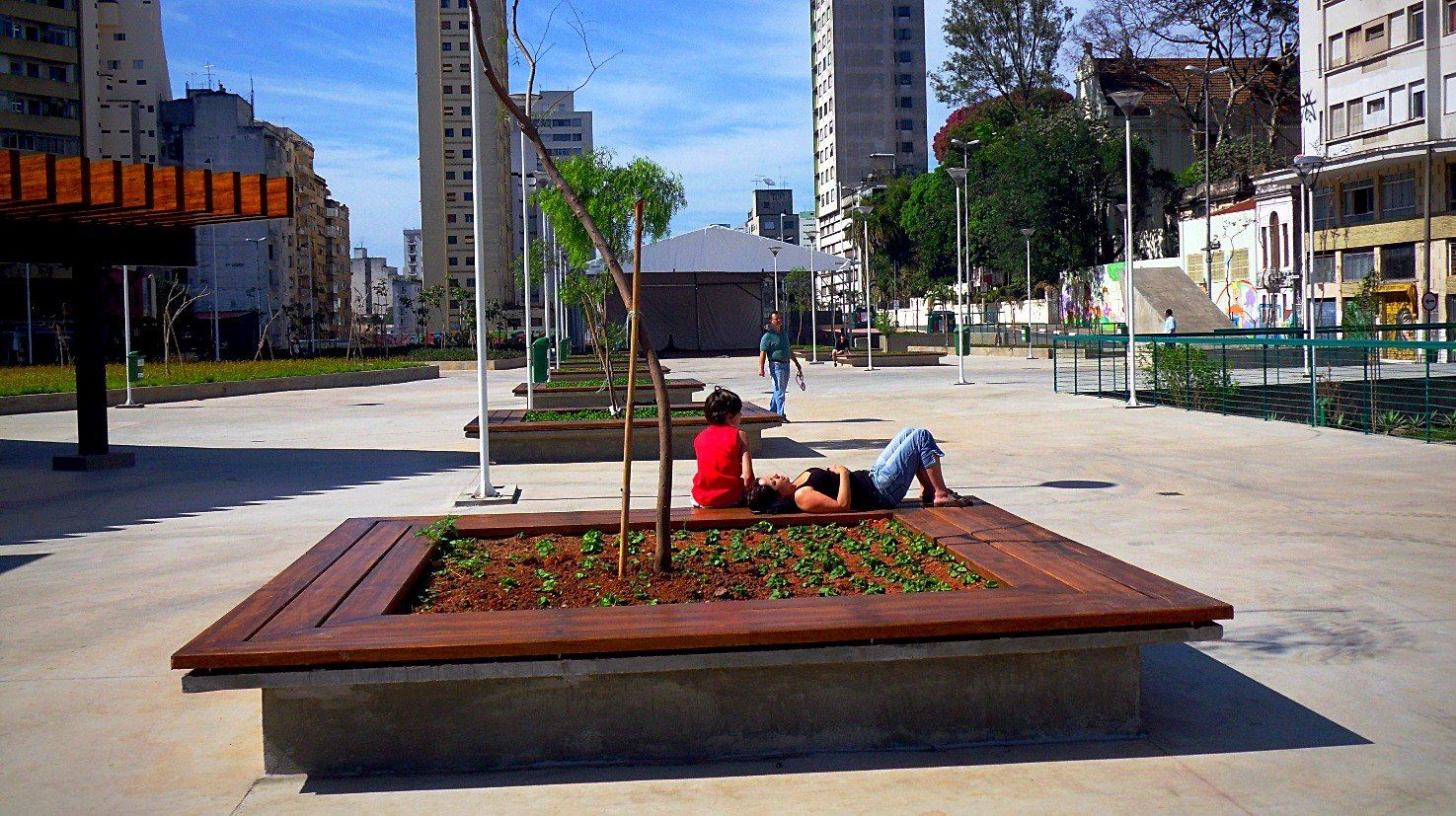 Floreira-banco de madeira com árvore recém-plantada na esplanada