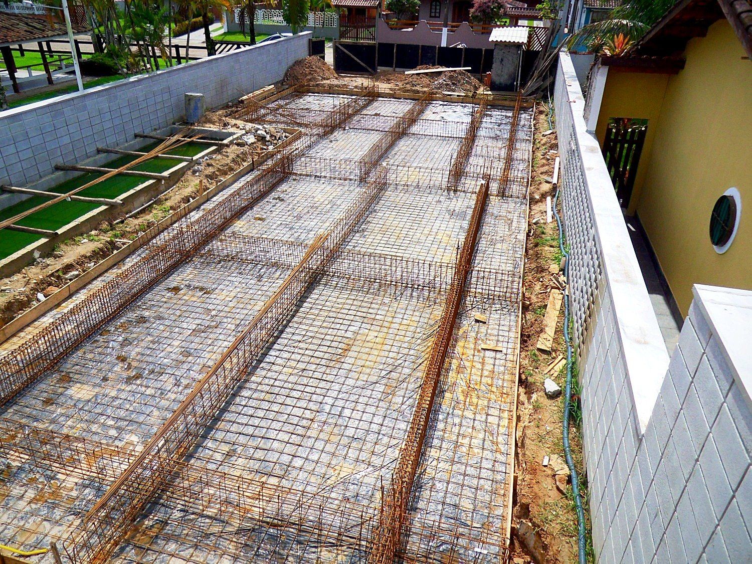 Armação das vigas baldrames e do radier vista do alto