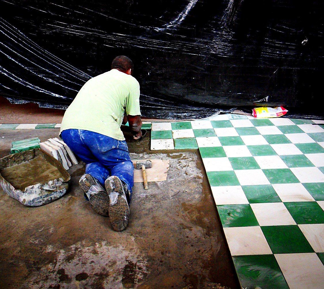 Assentamento do piso xadrez verde e branco