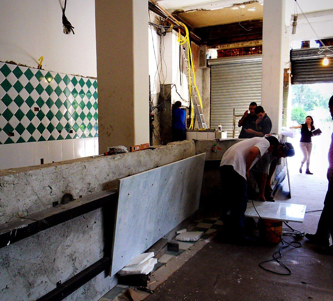 Estrutura do balcão recebendo as placas de mármore, azulejos em losango já assentados