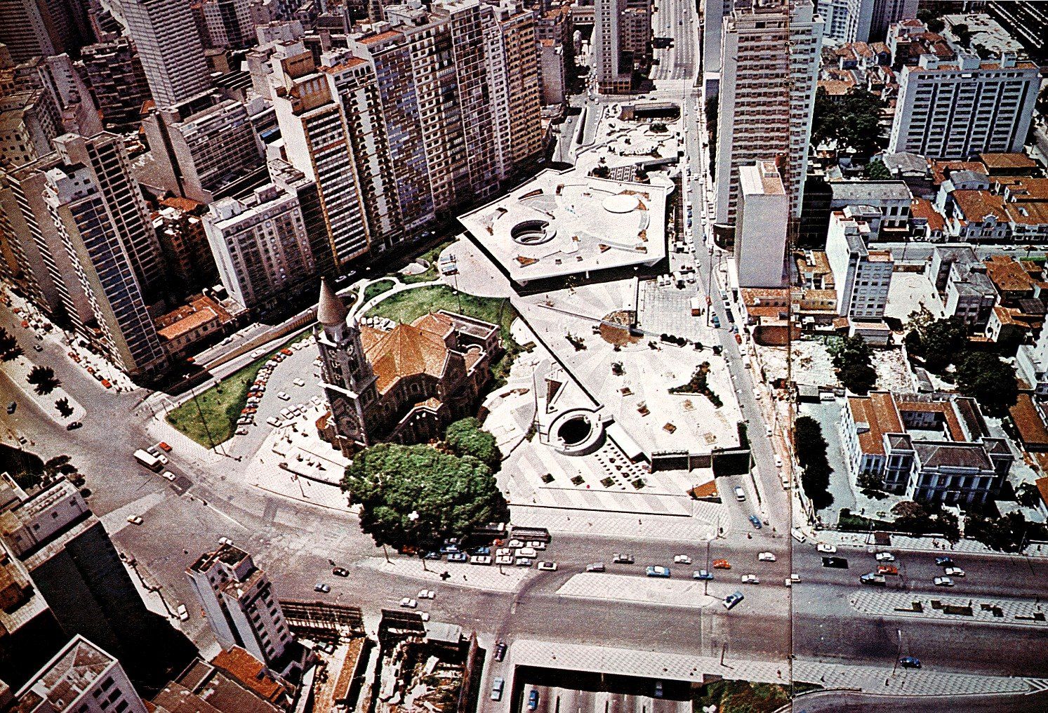 Vista aérea da antiga praça com suas plataformas de concreto