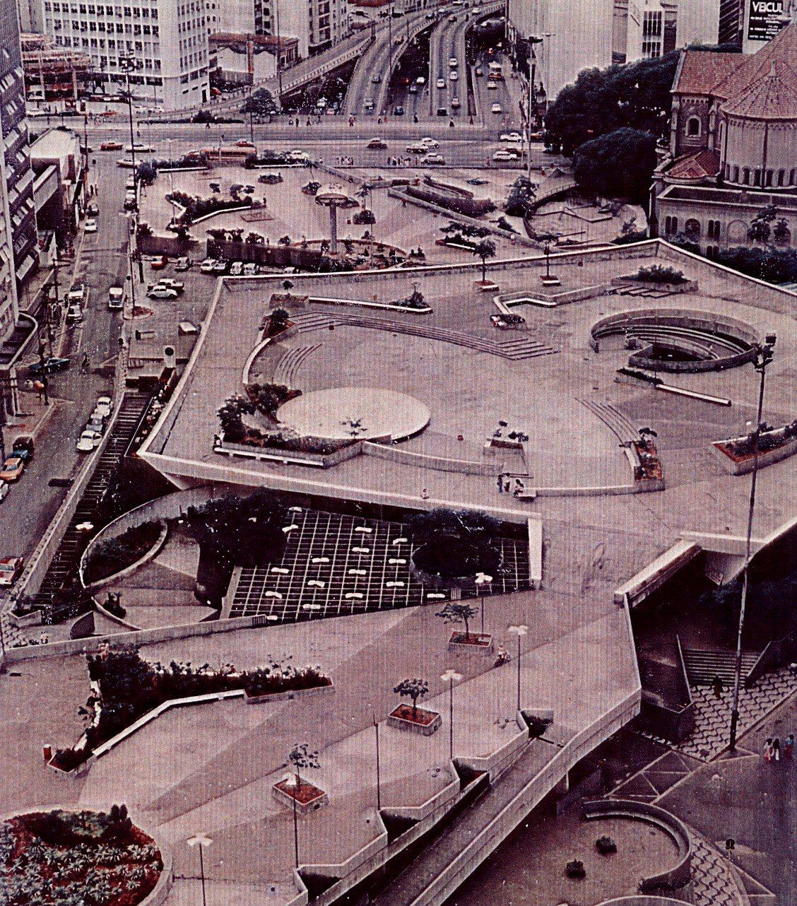 Foto aérea em preto e branco da antiga praça e viadutos