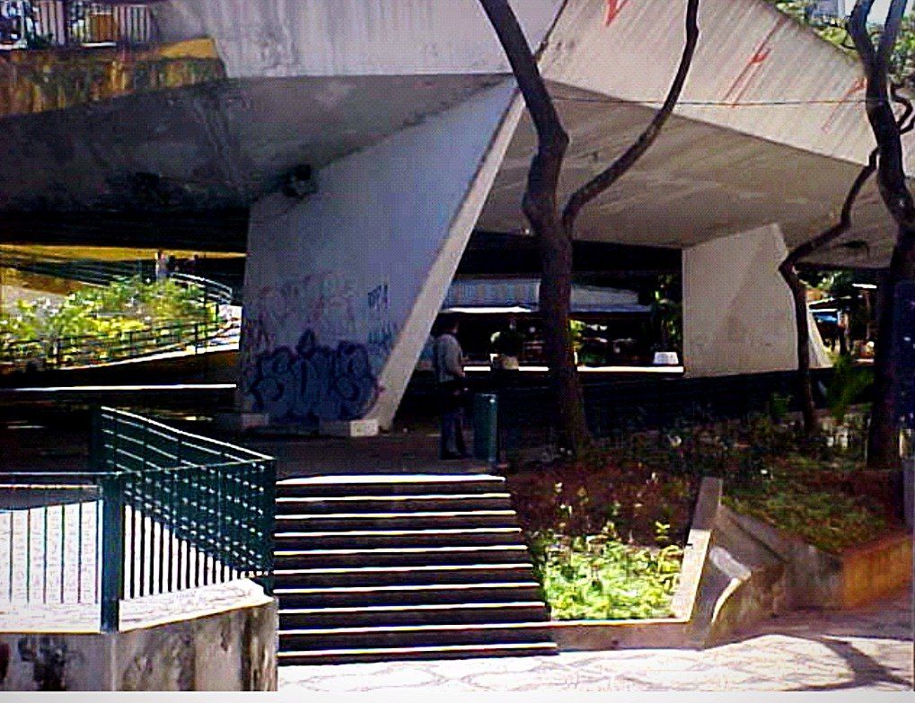 Escadas e vãos sob a estrutura da antiga praça, antes da demolição