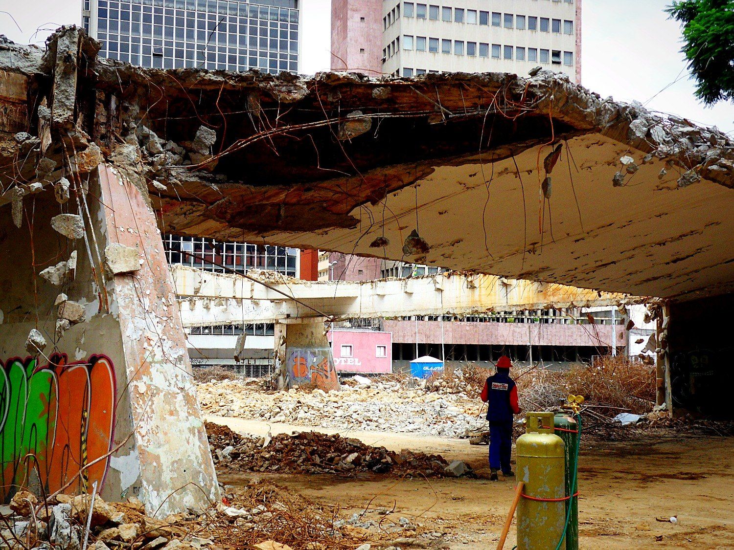 Operários na demolição sob a laje da antiga praça
