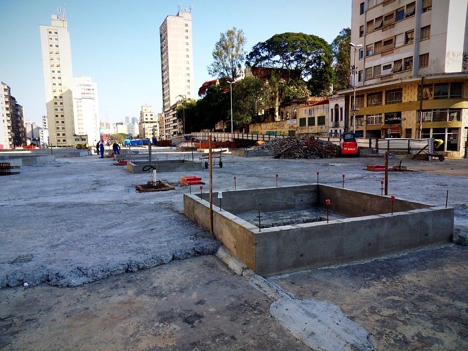 Caixões da estrutura remanescente sendo convertidos em floreiras