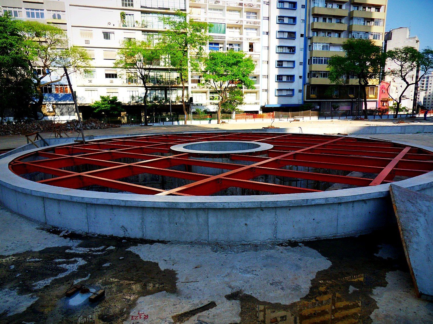 Anel de concreto do disco central em construção