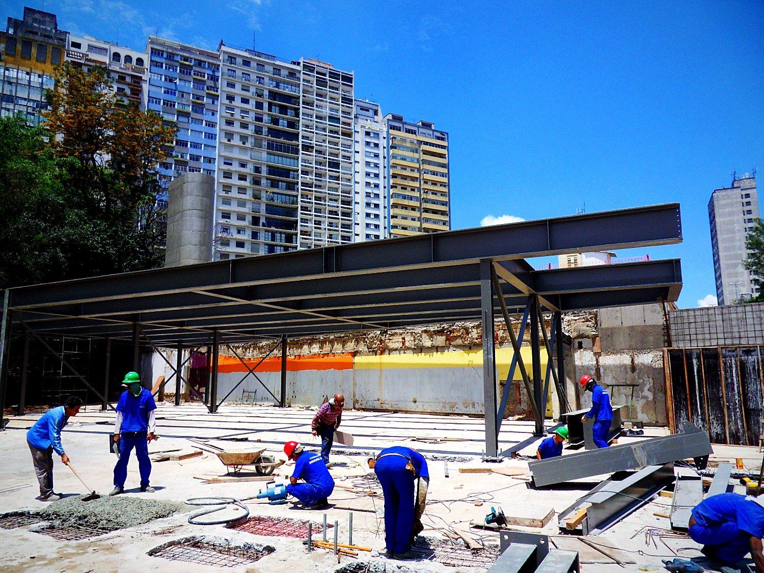 Montagem da estrutura metálica do pergolado