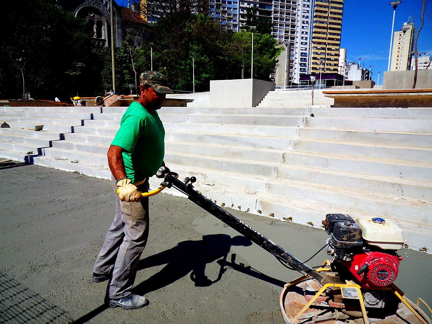 Acabamento do piso de concreto junto à arquibancada